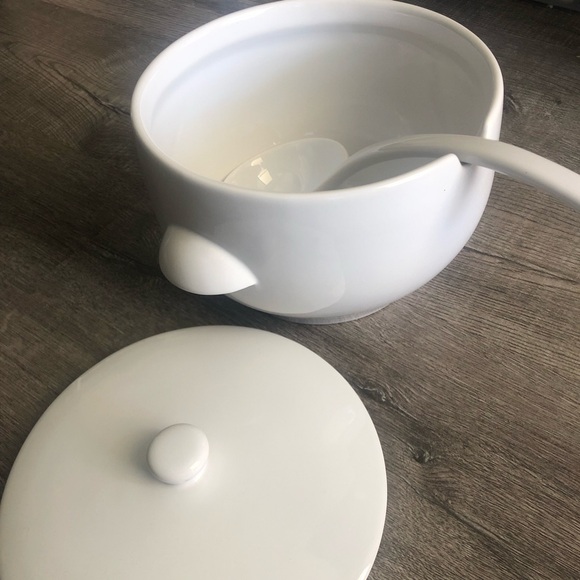 Pottery Barn Great White Soup Tureen NWT - Picture 3 of 6